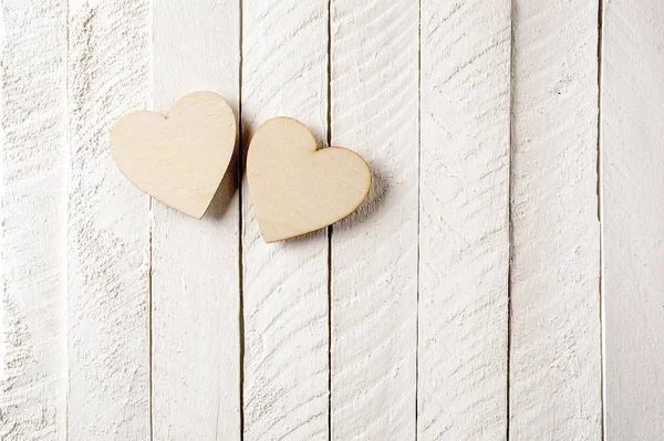 Due cuore di legno su uno sfondo di legno vintage . — Foto Stock