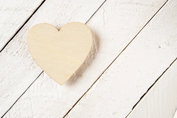 Forma di cuore in legno su uno sfondo di legno vintage . — Foto Stock