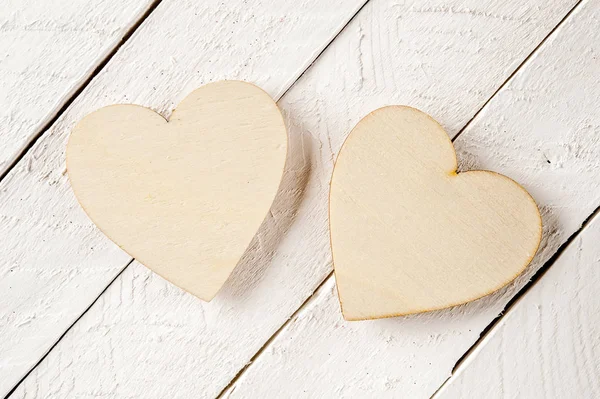 Dos corazones de madera sobre un fondo de madera vintage . — Foto de Stock