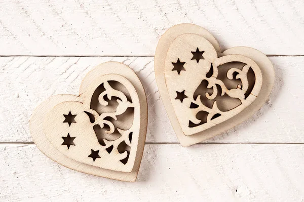 Dos corazones de madera sobre un fondo de madera vintage . — Foto de Stock