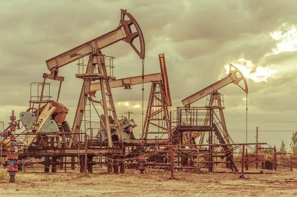 Pumpa jack. Utvinning av olja. Petroleum koncept. — Stockfoto