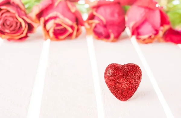 Cuore rosso e rosa su sfondo di legno bianco . — Foto Stock