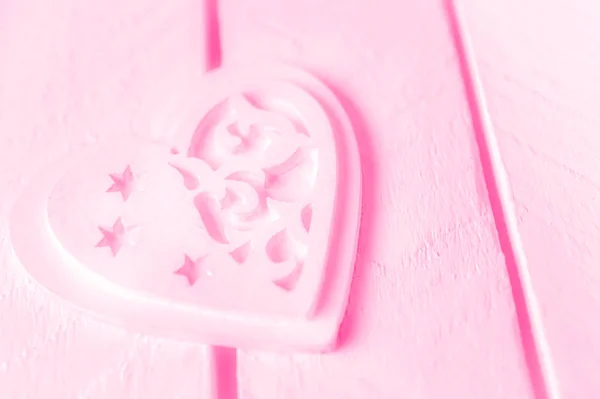 Roze hart op een witte houten achtergrond. — Stockfoto