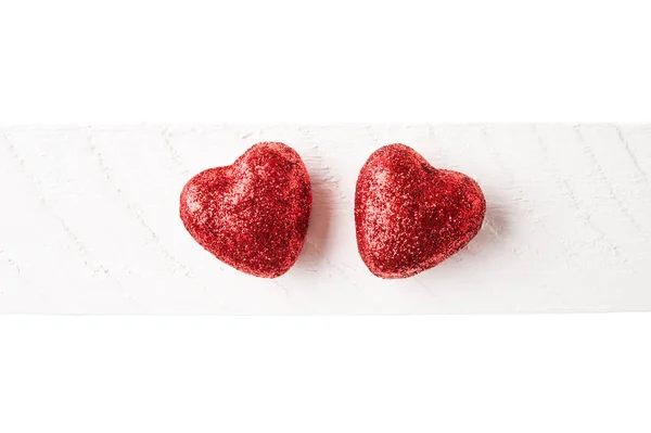 Zwei Kleine Glitzernde Rote Herzen Auf Weißem Holzhintergrund Liebe Und — Stockfoto