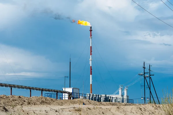 Tocha de gás de fogo de refinaria de petróleo. Conceito de petróleo . — Fotografia de Stock