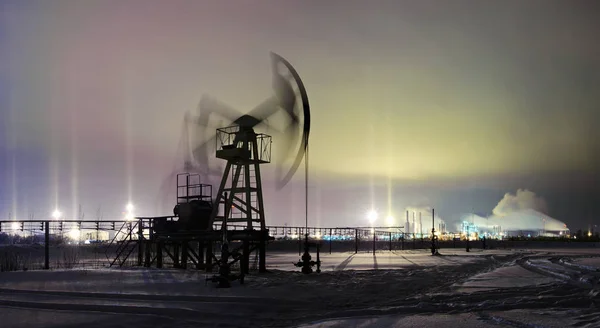 Домкрат насоса зимнего ночного вида. Добыча нефти . — стоковое фото