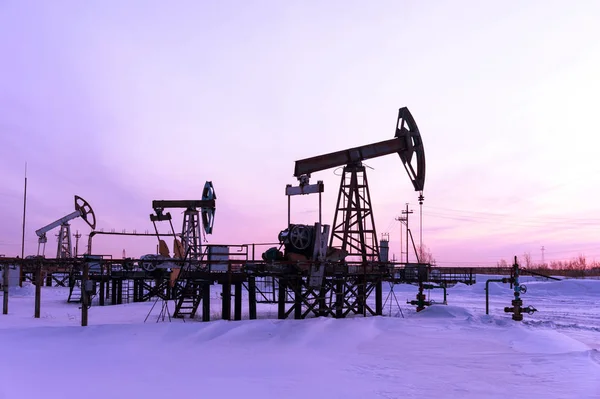 Pumpenheber. Ölförderung. Erdölkonzept. — Stockfoto