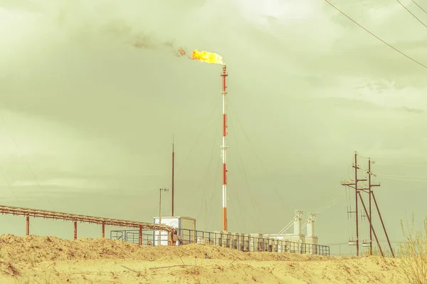 煤气燃烧 油田与火炬在蓝天背景 提取油 石油概念 — 图库照片