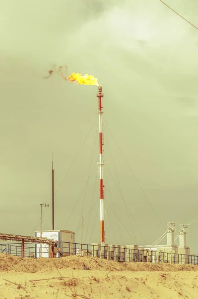 煤气燃烧 油田与火炬在蓝天背景 提取油 石油概念 — 图库照片
