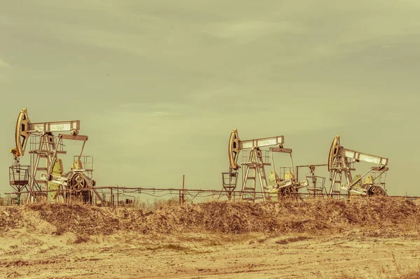 Petrol Sahası Üzerinde Petrol Pompa Jack Yaz Mavi Gökyüzü Arka — Stok fotoğraf