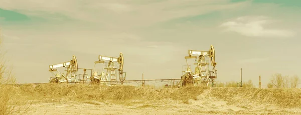 Olja Pump Jack Ett Oljefält Sommaren Blå Himmel Bakgrund Utvinning — Stockfoto