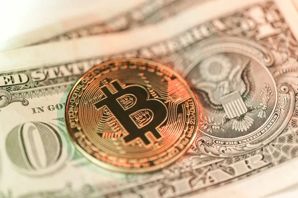 Cambia bitcoin por un dólar. Contexto financiero . — Foto de Stock