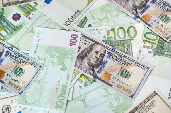 Dólares e notas de euro de fundo. Fechar dinheiro em dinheiro . — Fotografia de Stock