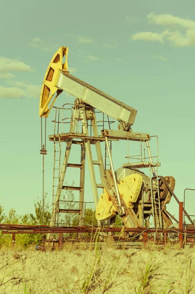 Olja pumpjack, industriell utrustning. Utvinning av olja. Petroleum koncept. — Stockfoto