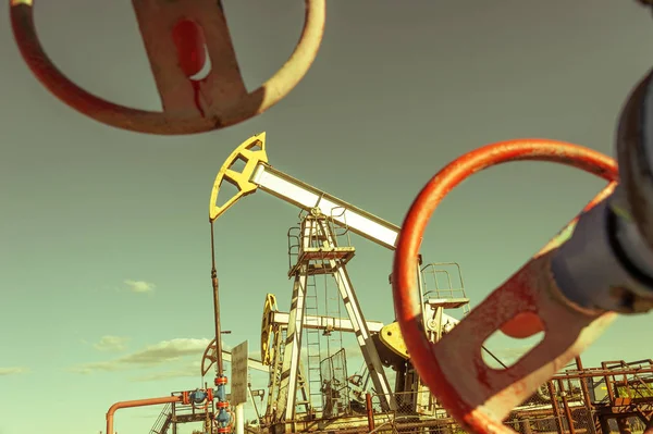 Olja pumpjack, industriell utrustning. Utvinning av olja. Petroleum koncept. — Stockfoto