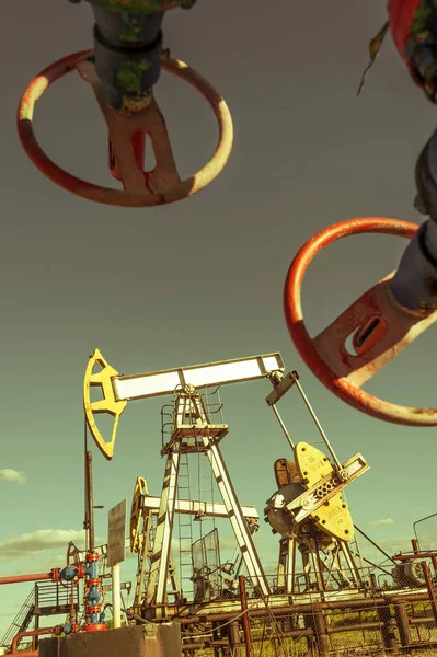 油 pumpjack、産業機器。油の抽出。石油のコンセプト. — ストック写真