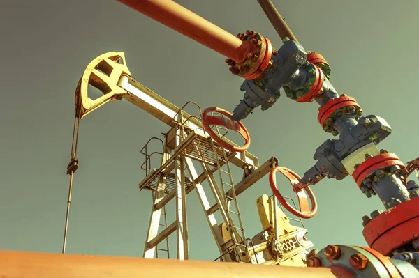 Olja pumpjack, industriell utrustning. Utvinning av olja. Petroleum koncept. — Stockfoto