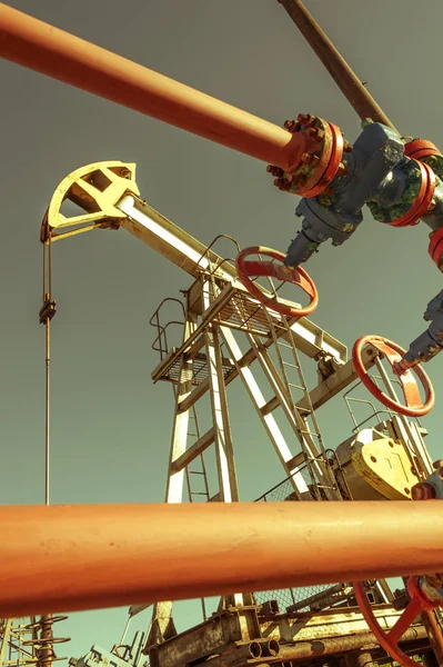 Olej pumpjack, urządzenia przemysłowe. Wydobycie ropy. Koncepcja ropy naftowej. — Zdjęcie stockowe