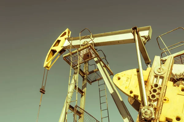 Olja pumpjack, industriell utrustning. Rocking maskiner för makt genertion. Utvinning av olja. Petroleum koncept. — Stockfoto