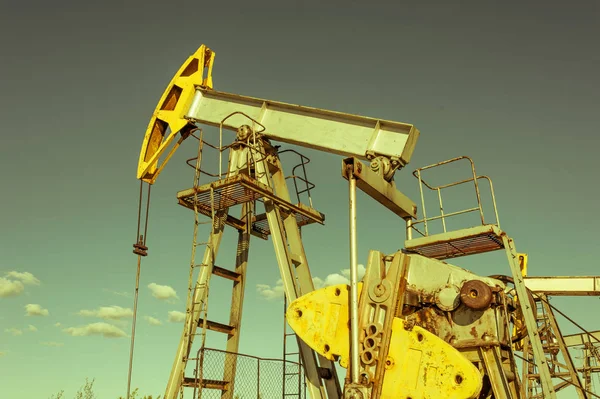 Pumpjack ropy, průmyslových zařízení. Houpací stroje na moc genertion. Těžba ropy. Ropné koncept. — Stock fotografie