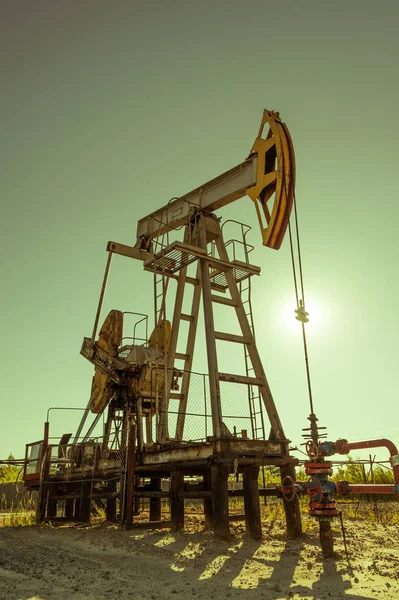 Olja pumpjack, industriell utrustning. Rocking maskiner för makt genertion. Utvinning av olja. Petroleum koncept. — Stockfoto