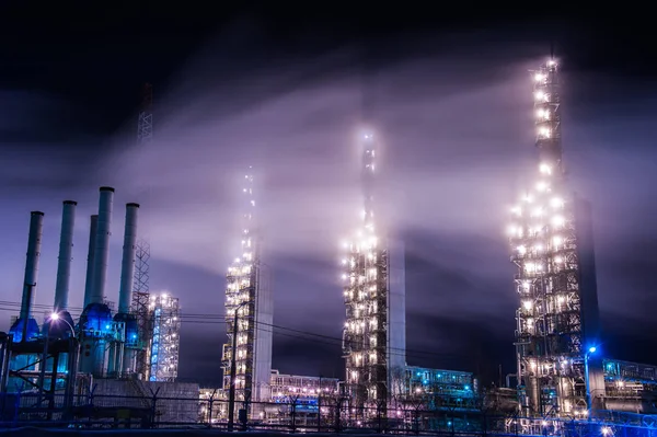 Химическая промышленность дистилляции башни подробно ночью. Нефтехимический фон. Длительное воздействие в сумерках зимы . — стоковое фото