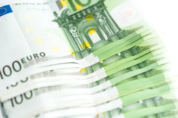 Dinheiro em euros, fundo em euros. Notas da união europeia sobre um fundo branco. Profundidade de campo rasa . — Fotografia de Stock