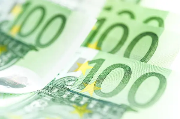 Euro geld, Euro contant geld achtergrond. De post Bankbiljetten van de Europese Unie op een witte achtergrond. Ondiepe scherptediepte. — Stockfoto