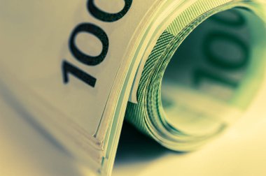 Para, Euro nakit arka plan. Beyaz bir arka plan üzerinde Avrupa Birliği banknotlar. 100 Euro rulo.