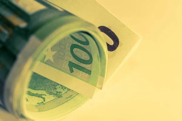 Geld, Euro contant geld achtergrond. De post Bankbiljetten van de Europese Unie op een witte achtergrond. 100 euro roll. — Stockfoto