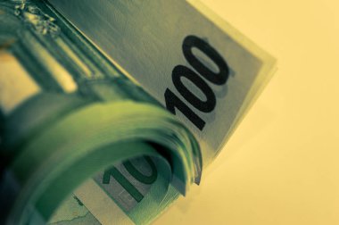 Euro para, Euro nakit arka plan. Beyaz bir arka plan üzerinde Avrupa Birliği banknotlar. 100 Euro rulo. 