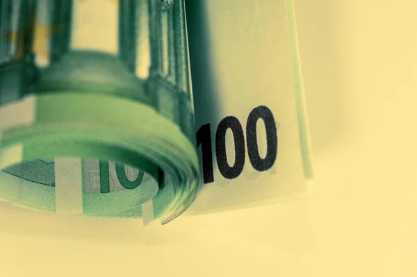 유로 돈, 유로 현금 배경입니다. 흰색 바탕에 유럽 연합의 지폐. 닫습니다. 100 유로 롤. — 스톡 사진