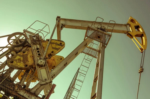 Olja pumpjack, industriell utrustning. Rocking maskiner för makt genertion. Utvinning av olja. Petroleum koncept. — Stockfoto