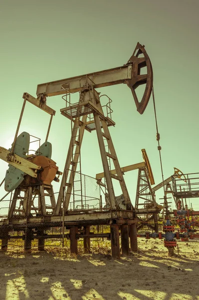 Pumpjack ropy, průmyslových zařízení. Houpací stroje na moc genertion. Těžba ropy. Ropné koncept. — Stock fotografie