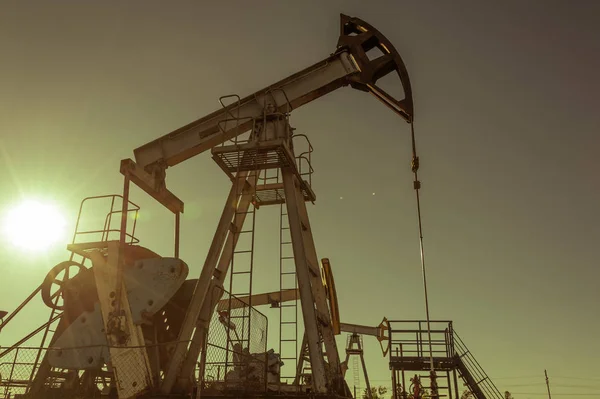 Oil pumpjack, industrial equipment. Rocking machines for power genertion. Extraction of oil. Petroleum concept. — Stock Photo, Image