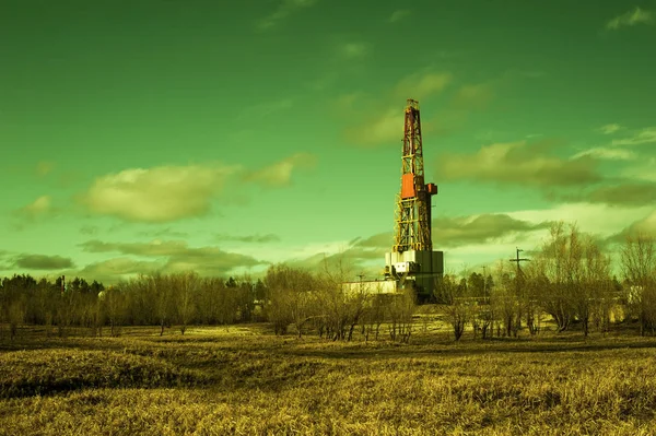 Landschaft mit einer Bohrinsel auf einem Ölfeld. sonniger Tag, Vorfrühling. Industrielandschaft. Russland, Westsibirien. — Stockfoto