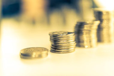 Paralar makro yığını. Finans ve bankacılık kavramı Coin satırlarının. İş fikri için ekonomi eğilimleri arka plan.