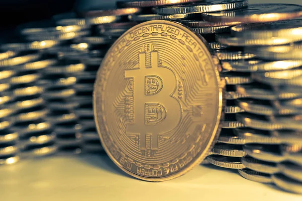 Bitcoin auf dem Hintergrund der Münzwand. Wirtschaft Trends Konzept der virtuellen digitalen Währung. — Stockfoto