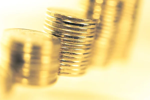 Stack av gyllene mynt makro. Rader av mynt för finans och bank koncept. Ekonomi trender bakgrund för affärsidé. — Stockfoto