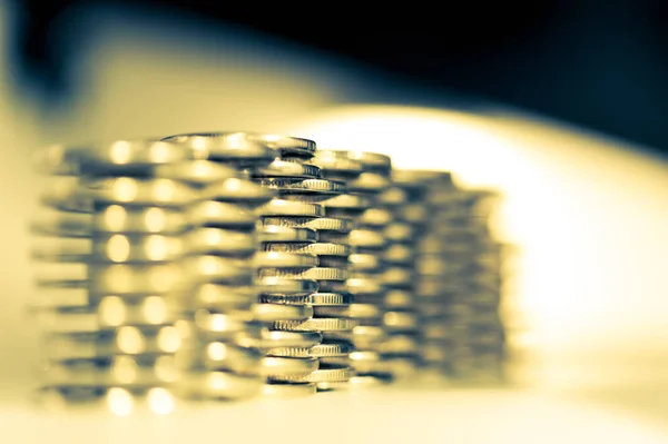 Stack of golden coins macro. Rows of coins for finance and banking concept. Economy trends background for business idea. — Stock Photo, Image