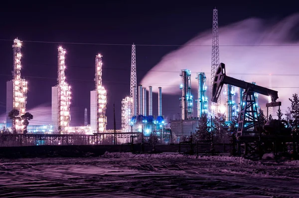 Jack bomba e noite de refinaria. Indústria química detalhes torres de destilação à noite. Tema do gás petróleo . — Fotografia de Stock