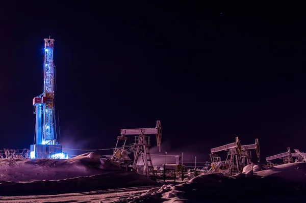 Oil and Gas Drilling Rig at night. Drilling rig and pump jack operation on the oil platform. — Stock Photo, Image