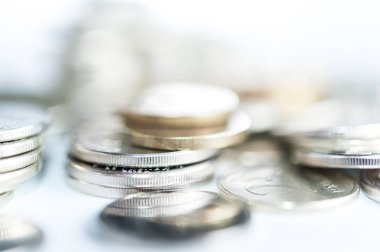 Paralar makro yığını. Finans ve bankacılık kavramı Coin satırlarının. Ekonomi eğilimleri arka plan.