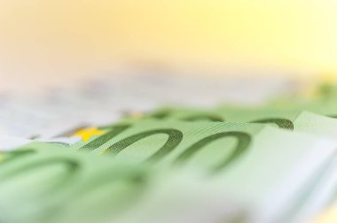 Euro nakit arka plan. Beyaz bir arka plan üzerinde Avrupa Birliği banknotlar. Sığ derinlik-in tarla.