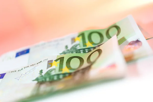 Euro contant geld achtergrond. De post Bankbiljetten van de Europese Unie op een witte achtergrond. Ondiepe scherptediepte. — Stockfoto