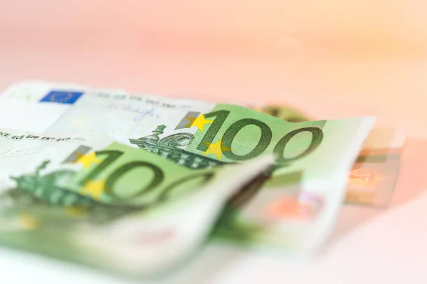Euro contant geld achtergrond. De post Bankbiljetten van de Europese Unie op een witte achtergrond. Ondiepe scherptediepte. — Stockfoto