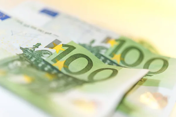 Euro contant geld achtergrond. De post Bankbiljetten van de Europese Unie op een witte achtergrond. Ondiepe scherptediepte. — Stockfoto