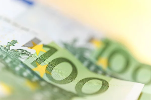 Euro contant geld achtergrond. De post Bankbiljetten van de Europese Unie op een witte achtergrond. Ondiepe scherptediepte. — Stockfoto