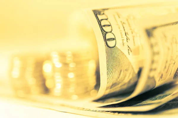 Close-up beeld van stapel munten en contant geld Amerikaanse dollars facturen. Financiën en business concept. — Stockfoto