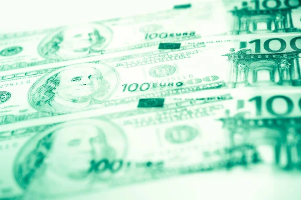 Vista de perto do fundo de notas de euro e dólares em dinheiro em dinheiro. Conceito de finanças e negócios . — Fotografia de Stock